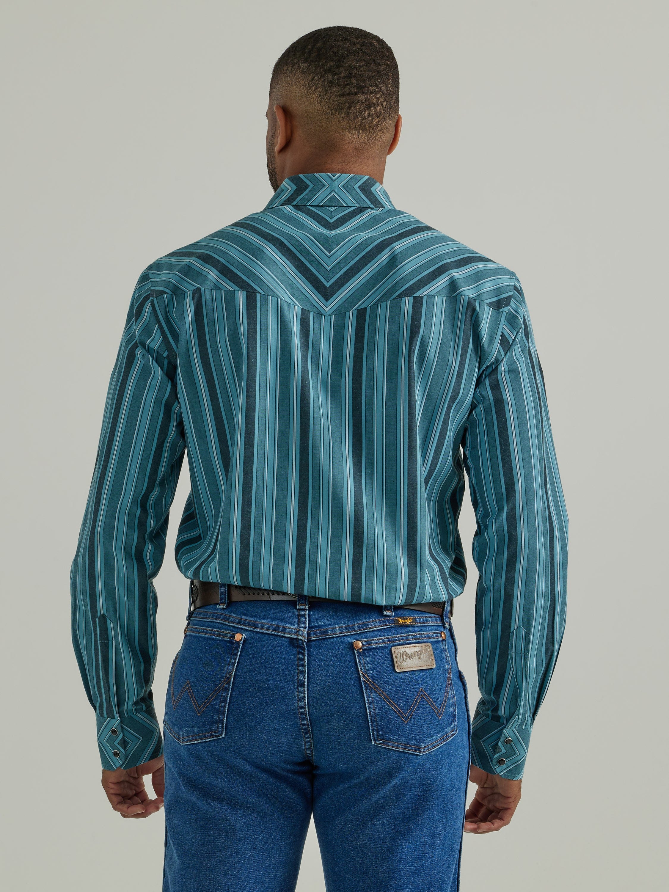 Wrangler Men's Silver Edition Classic Fit Black and Blue Print Long Sleeve Snap Shirt 112330368 - Image 2